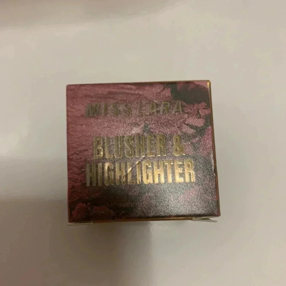 Blush and Highlighter Pallet - Picture 3 of 7